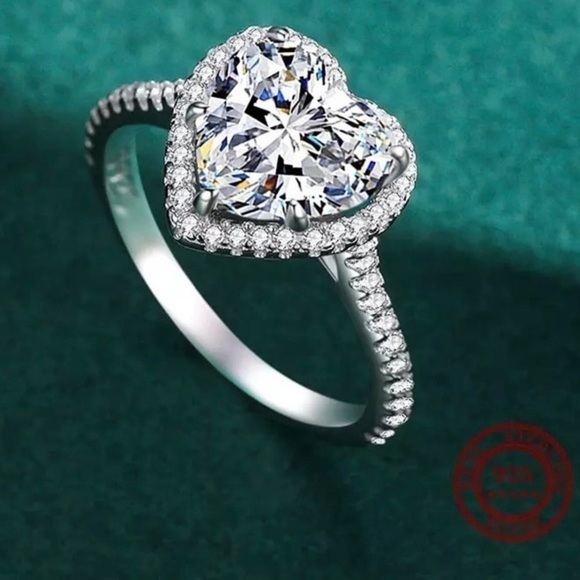 925 Sterling Silver Romantic Sparkling Clear Cubic Zirconia Heart Ring - Picture 4 of 6